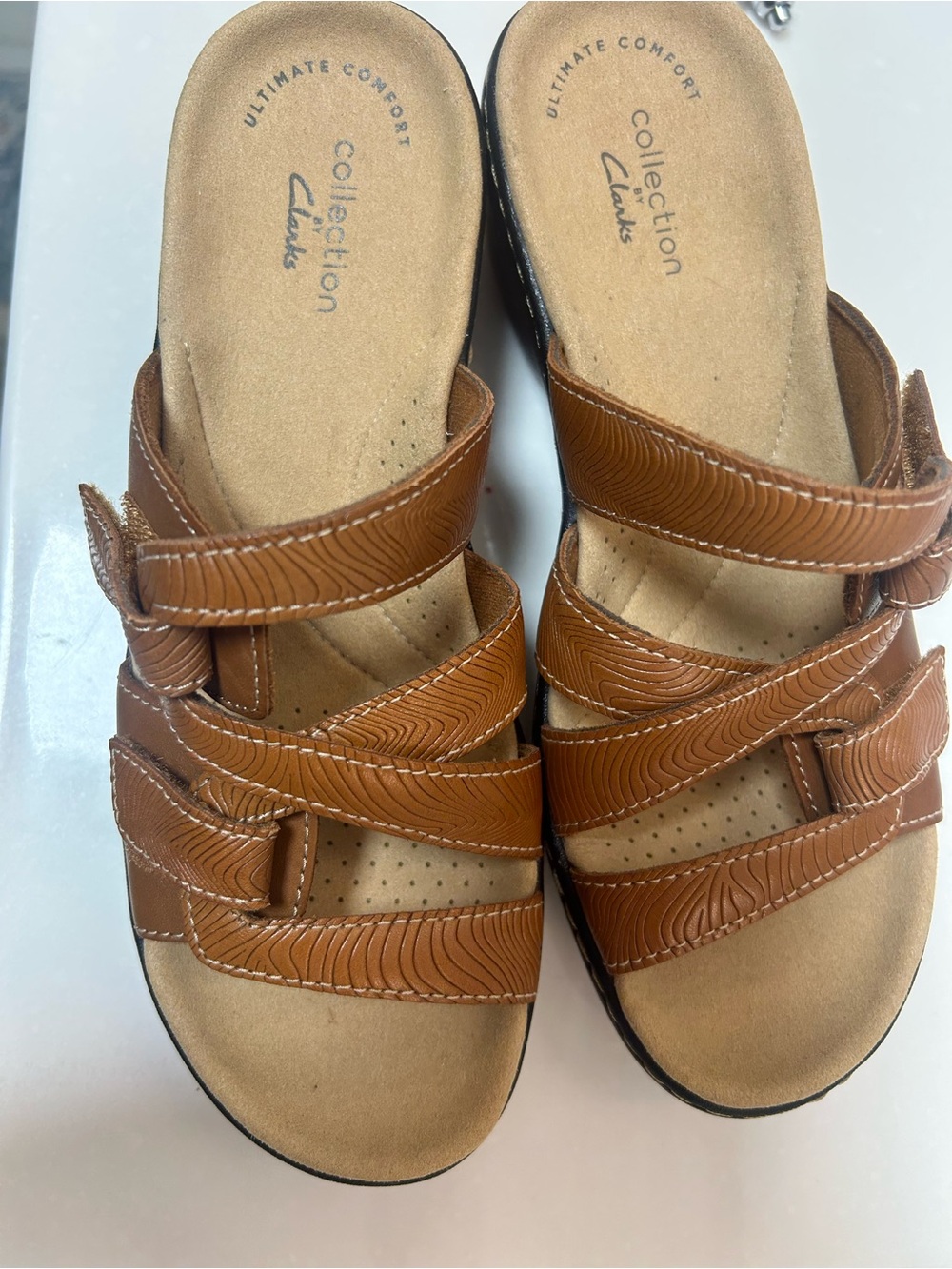 Clark’s MERLIAJ KARLI Crisscross adjustable embossed leather SANDALS. NWOB SZ 6